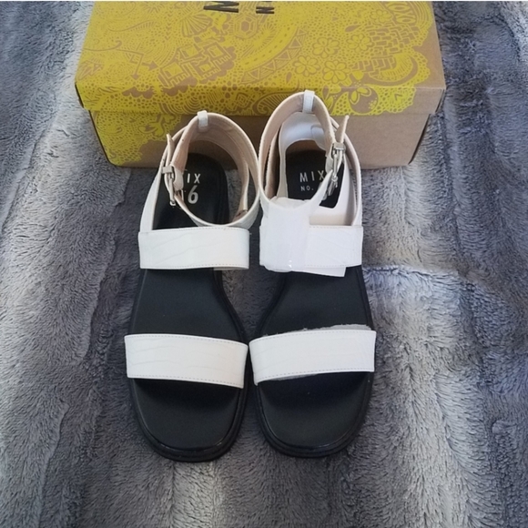 Lug sole Sandals size 10 - Picture 4 of 5